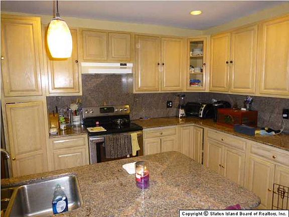 3rd image of 9 Sanford Pl
