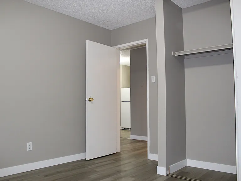 14 Assiniboine Dr — Photo 3