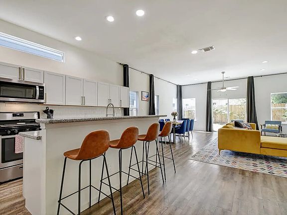3rd image of 1618 Dakota St #102
