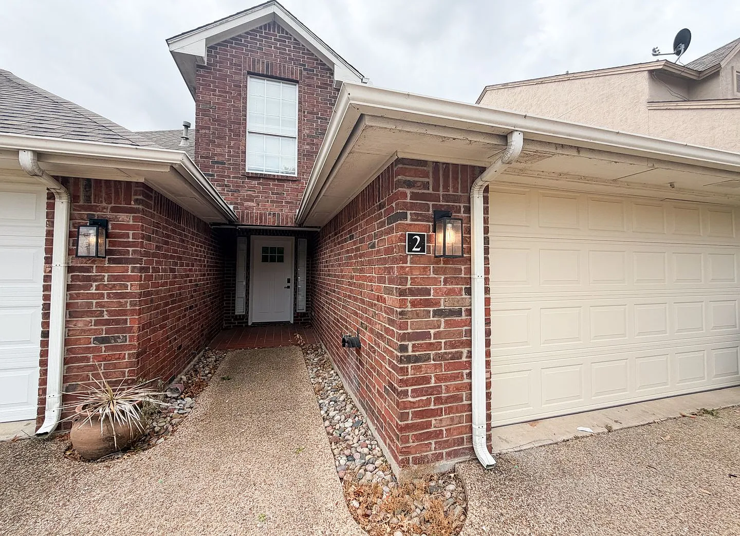 2 Country Club Pl - Gorgeous 3 Bedroom, 2 Bathroom Townhome in Waxahachie, TX! — Photo 1