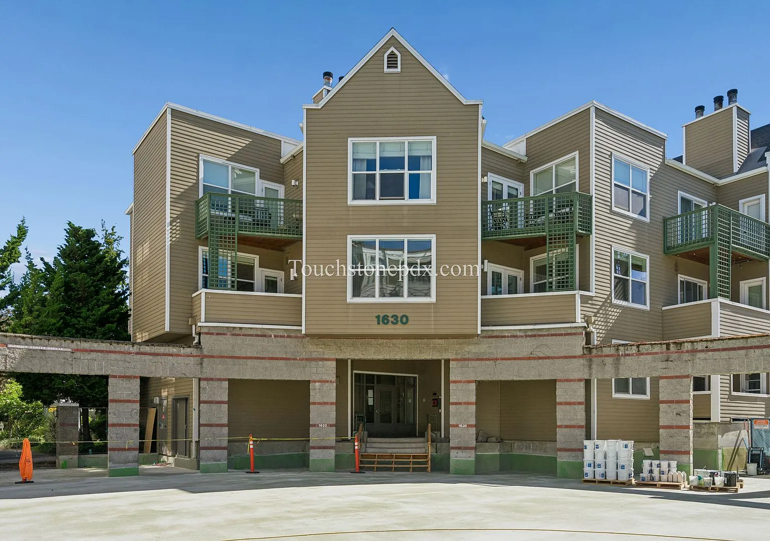 Beautifully Maintained Condo on South Waterfront — Photo 2
