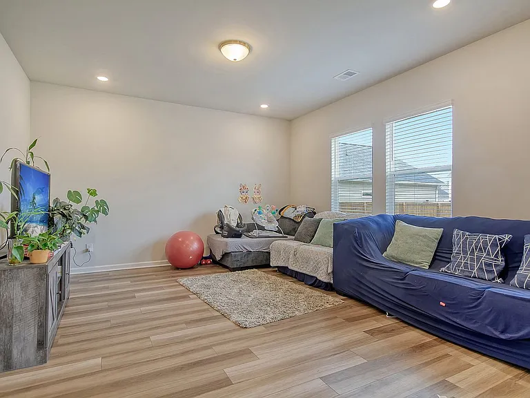 705 McRoy St — Photo 12