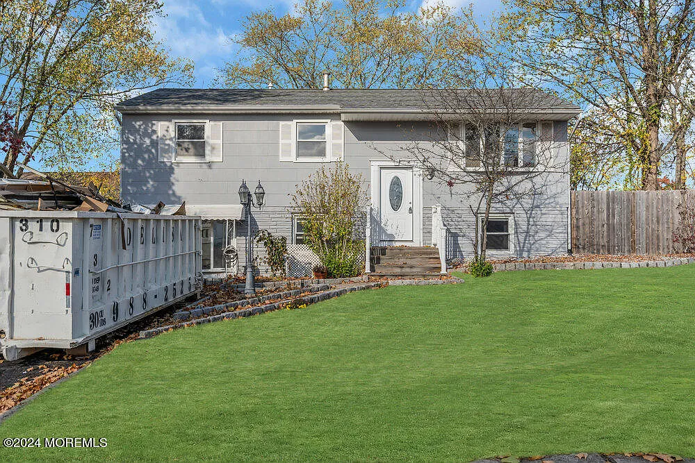 17 Woodlark Road photo 1