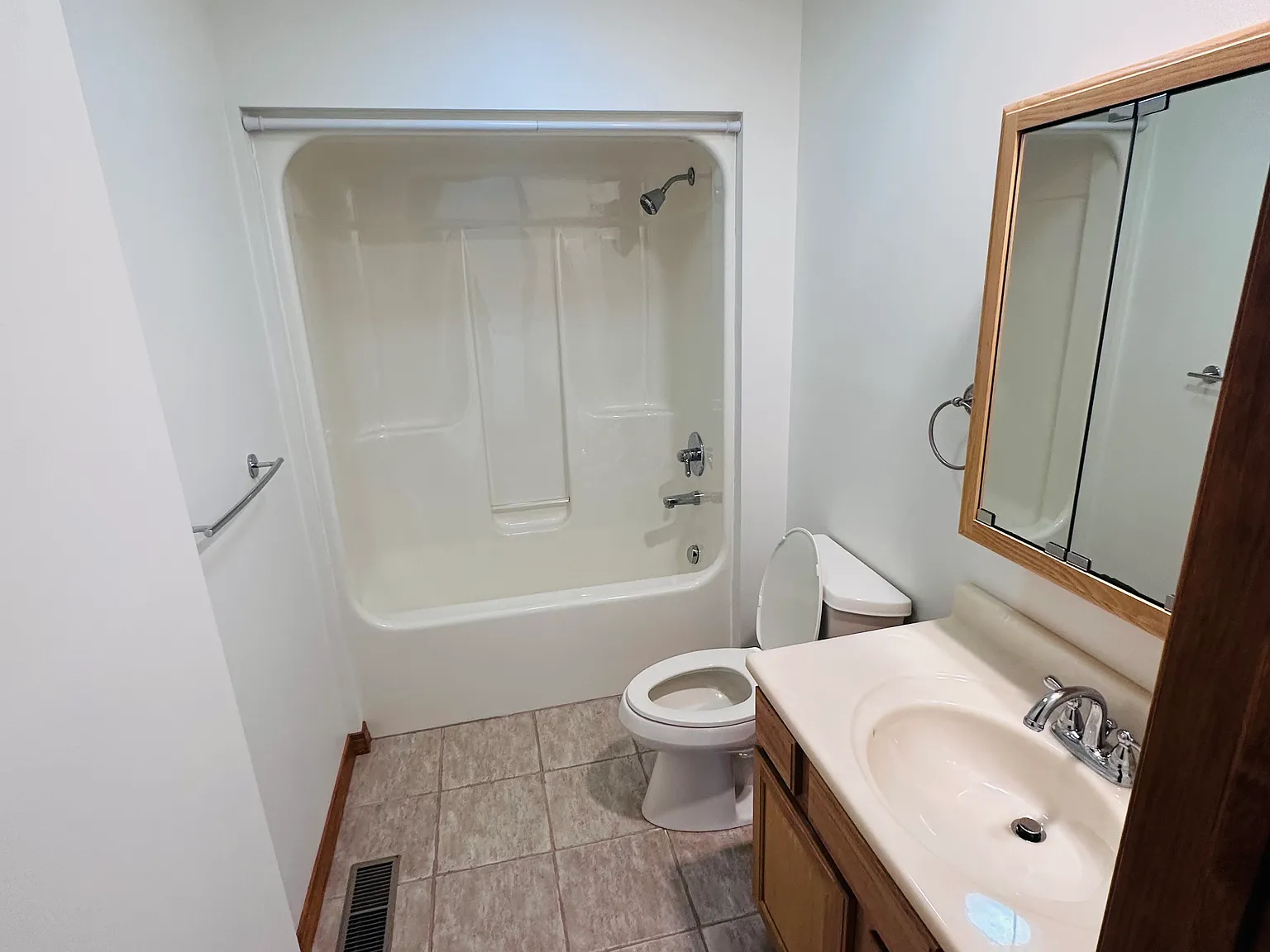 3 bed, 2.5 bath, 1800 sqft, $2,000 — Photo 3