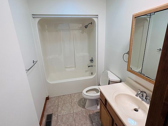3rd image of 4009 Pond View Dr