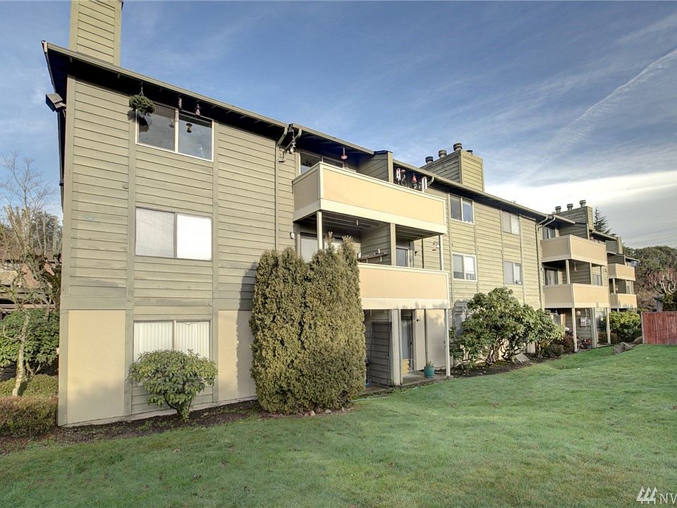 Welcome home! This top floor condo unit is situated on a private road near the beautiful Valley Ridge Park. Enjoy the privacy and convenience of this location as it has easy access to I5, SeaTac Airport, Southcenter Mall and downtown Burien.