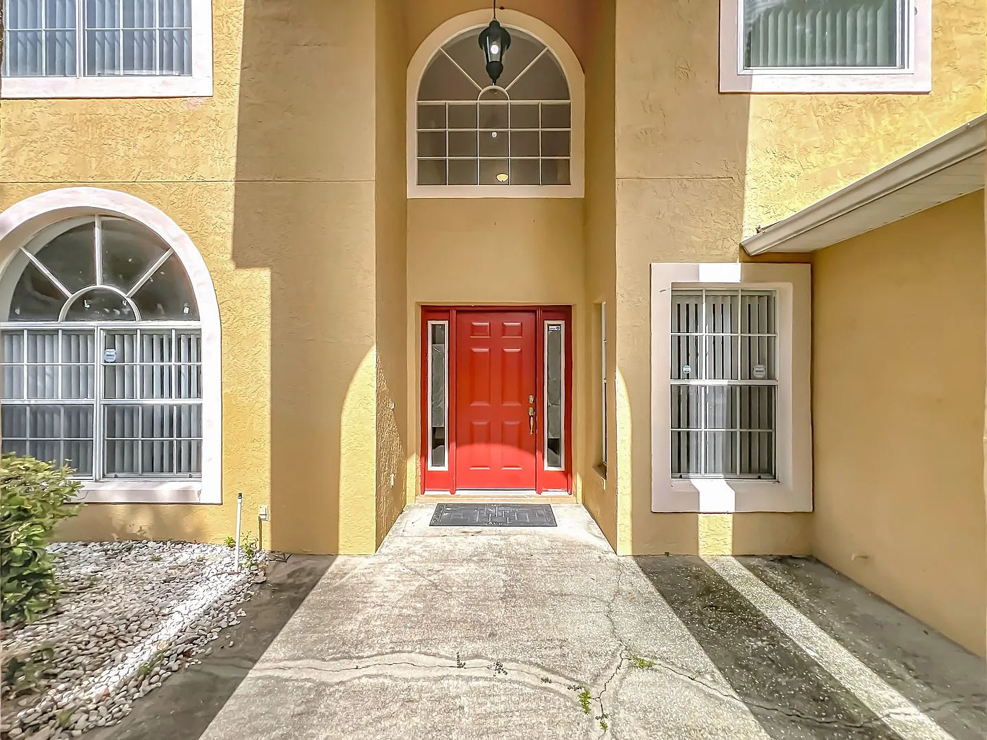 Large Beautiful 5x3 Home with 3 Car Garage with a Pool — Photo 3