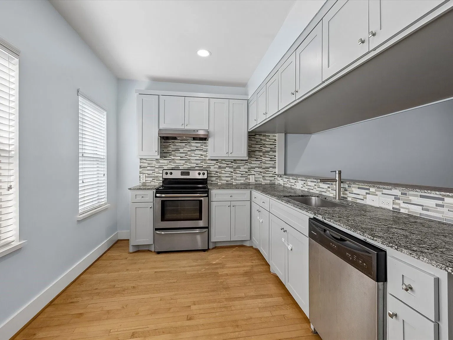 1 bed, 1.0 bath, 815 sqft, $1,150 — Photo 2