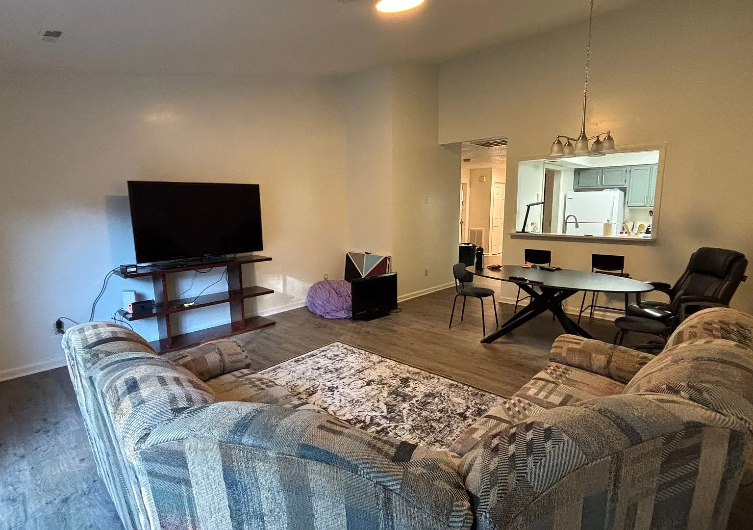 Excellent Town Home Close To Downtown With A Garage — Photo 4