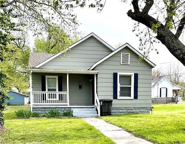 625 W Walnut St Nevada Mo 64772 Mls 2315602 Zillow