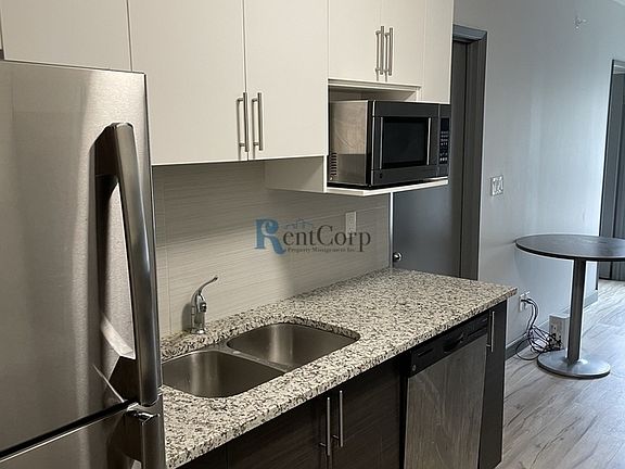 4th image of 1311 Sunview St #258A