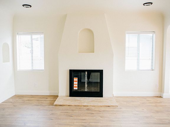 5th image of 3236 S Sherbourne Dr