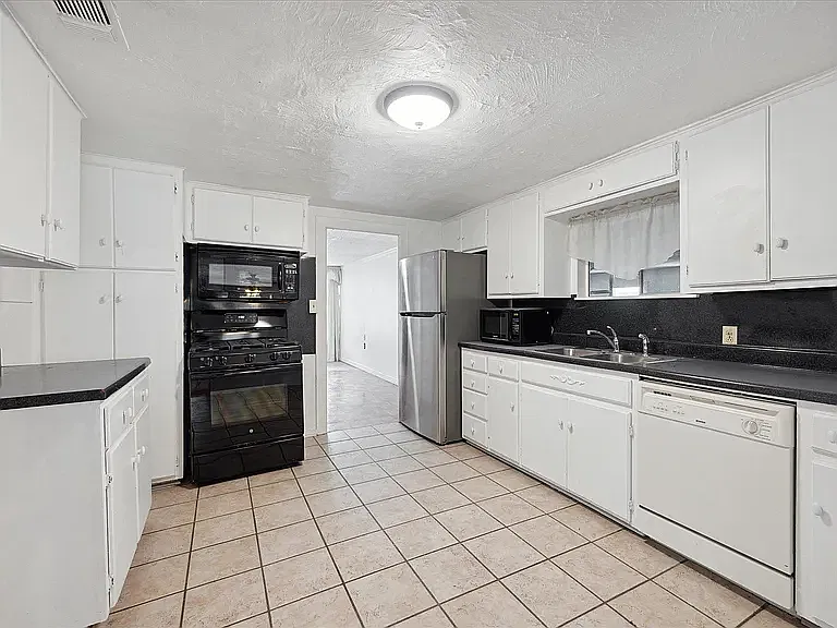 3 bed, 6015 sqft, $700 — Photo 4