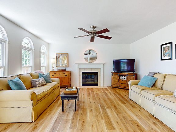 4th image of 2385 Hartland Parkside Dr