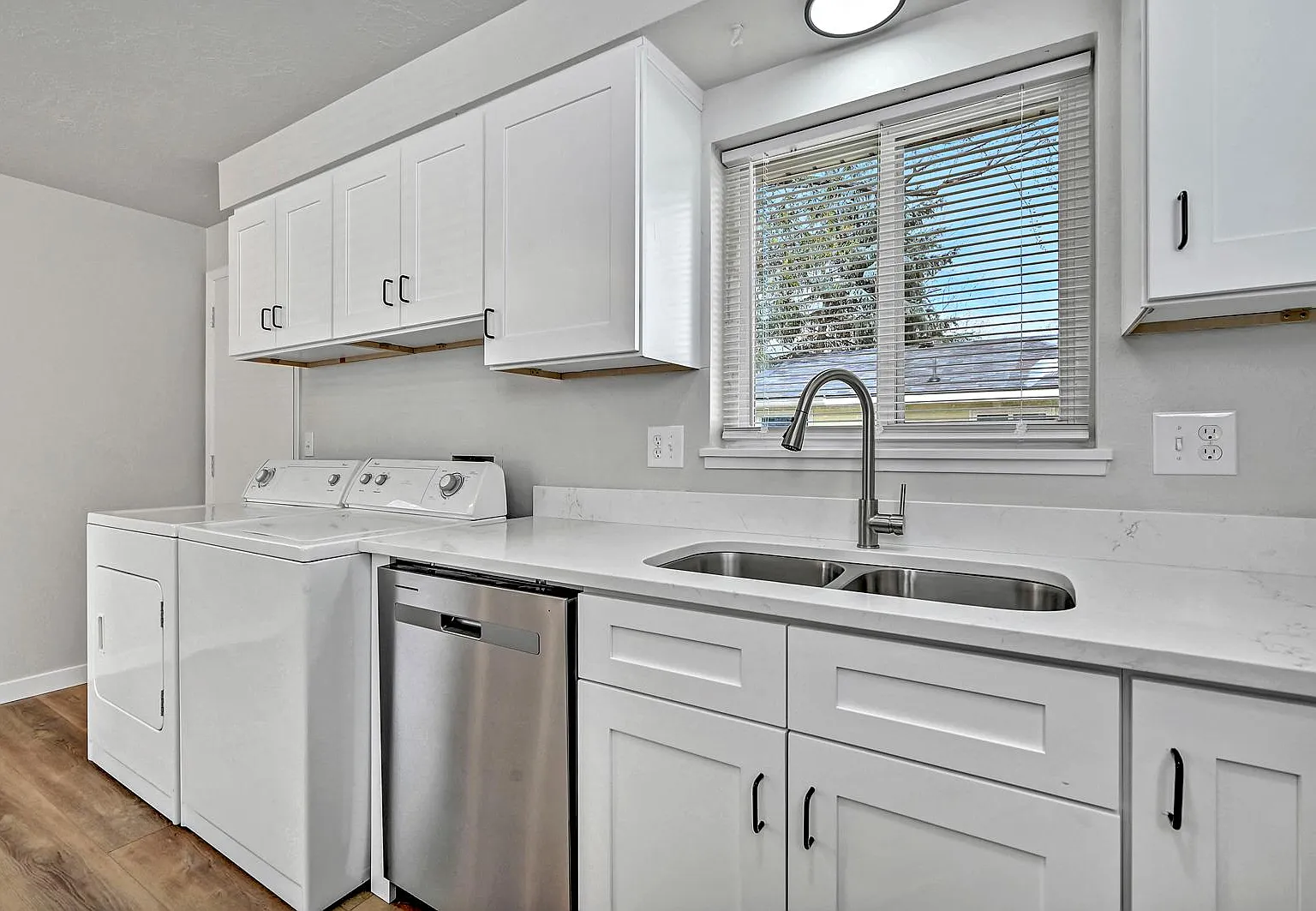 2 bed, 900 sqft, $1,900 — Photo 2