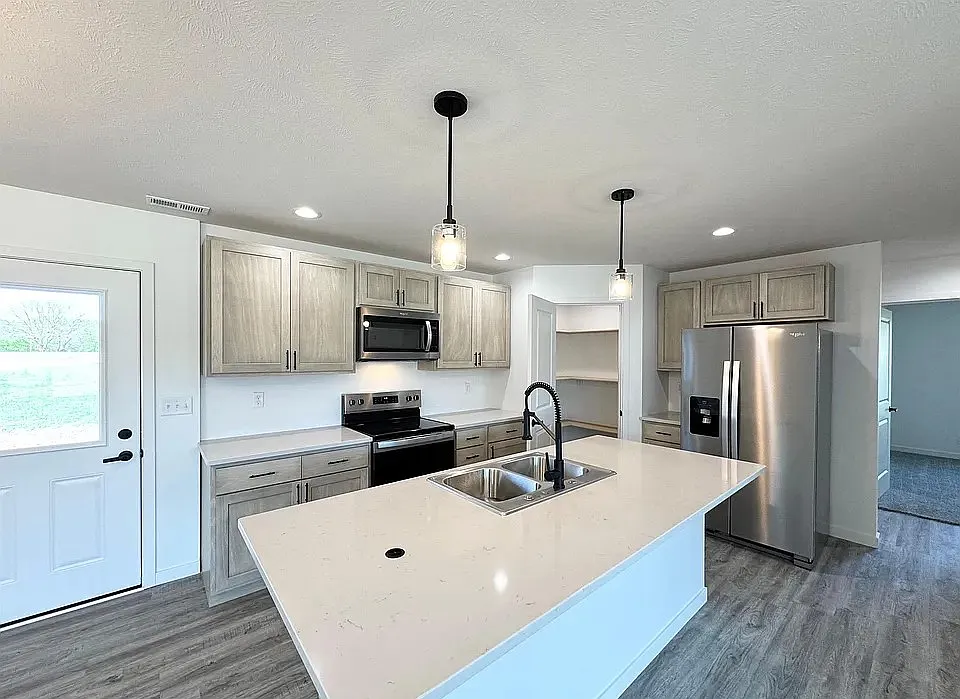 3 bed, 1400 sqft, $1,800 — Photo 3