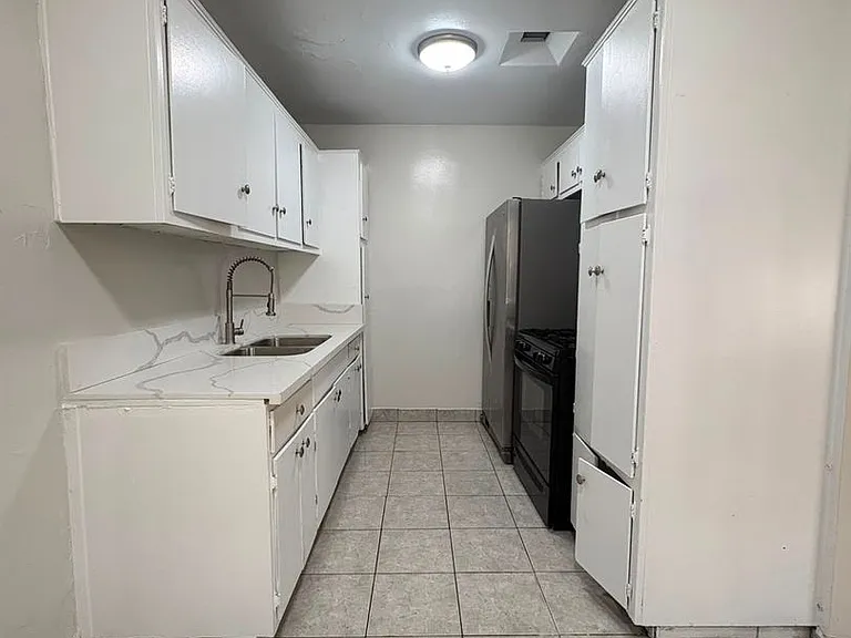 626 W 81st St — Photo 2