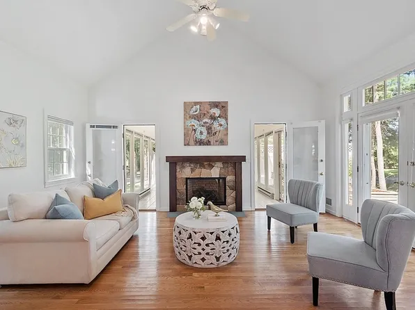 12 Pickman Dr, Bedford, MA 01730