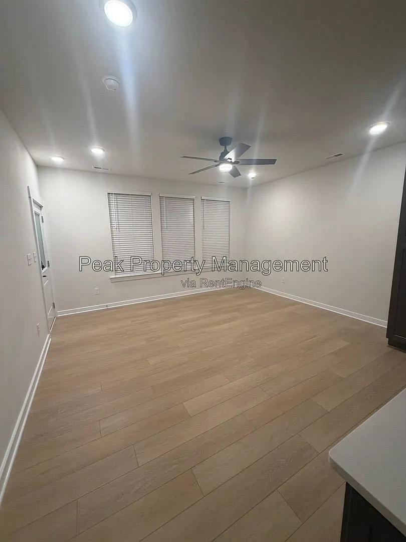3 bed, 2.5 bath, 1518 sqft, $3,100 — Photo 2