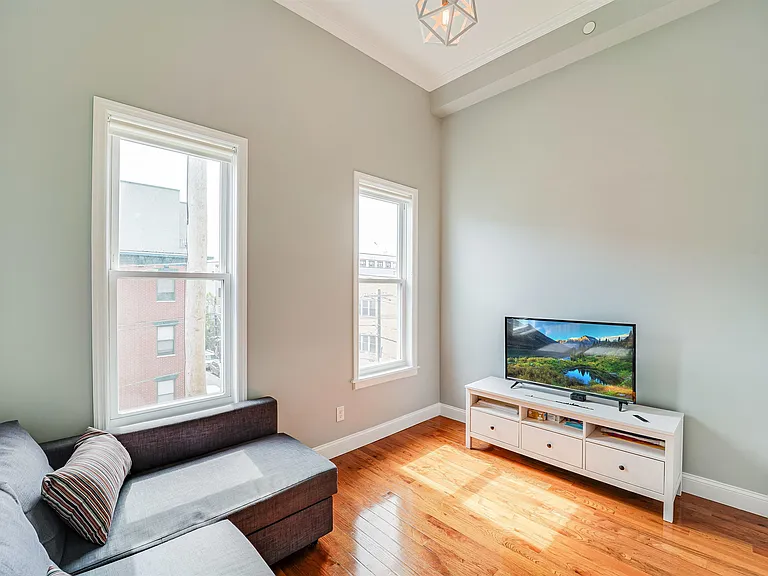 400 Madison St #7 — Photo 10