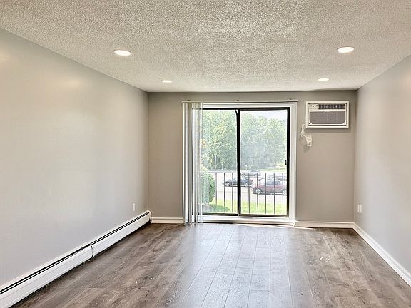 4th image of 127 King St APT 209