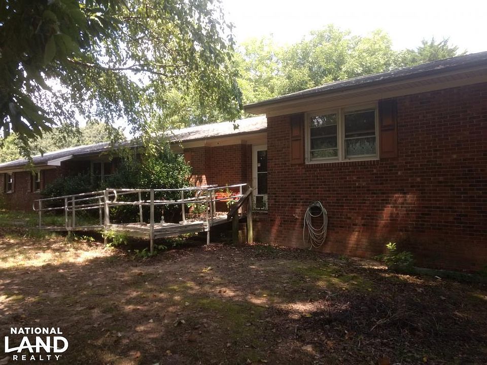 Front of 4 bedroom house.