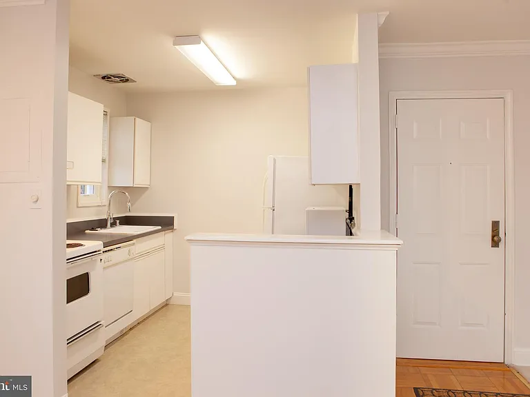 1712 W Abingdon Dr #301 — Photo 6