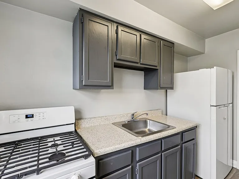 Oaklee Village Apartments — Photo 33