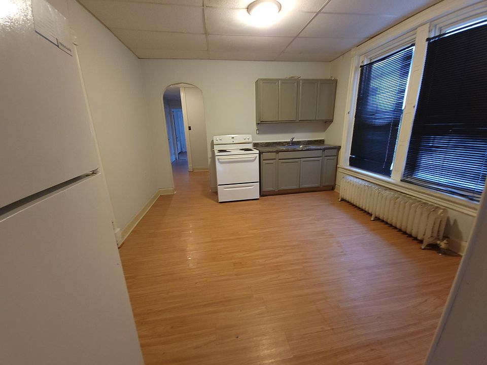 Kitchen w/ Pantry