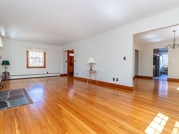 5th image of 90 Walnut St