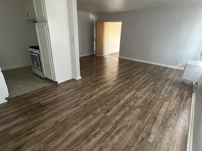 7025 Woodman — Photo 15