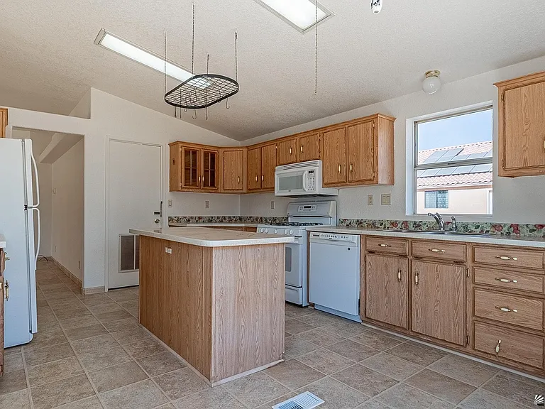 12546 S Cortez Ave — Photo 10