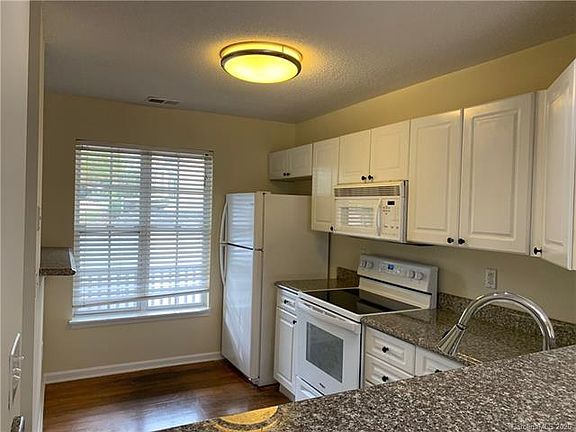3rd image of 654 Emerald Cove Dr