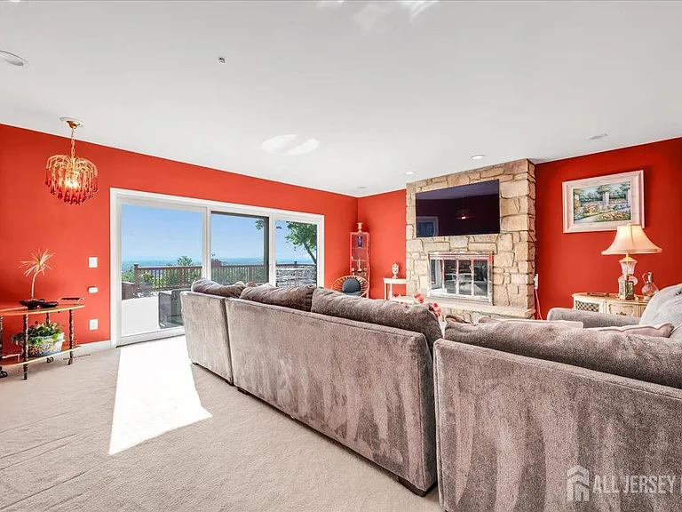 950 Sunset Rdg — Photo 17