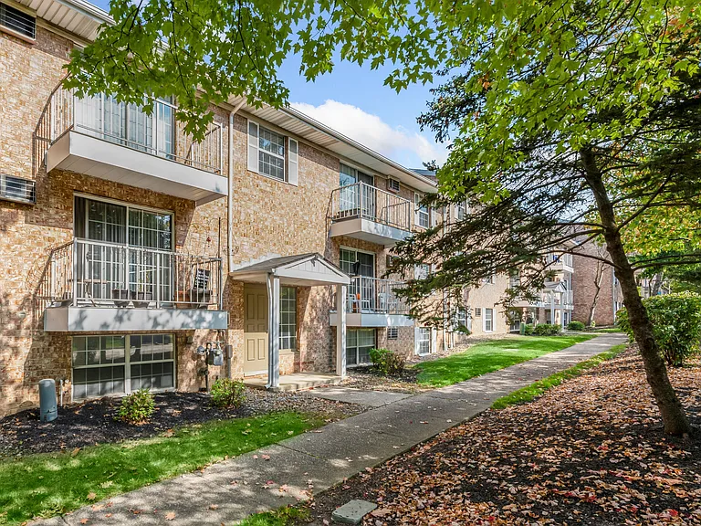 Oak Brook Gardens — Photo 2