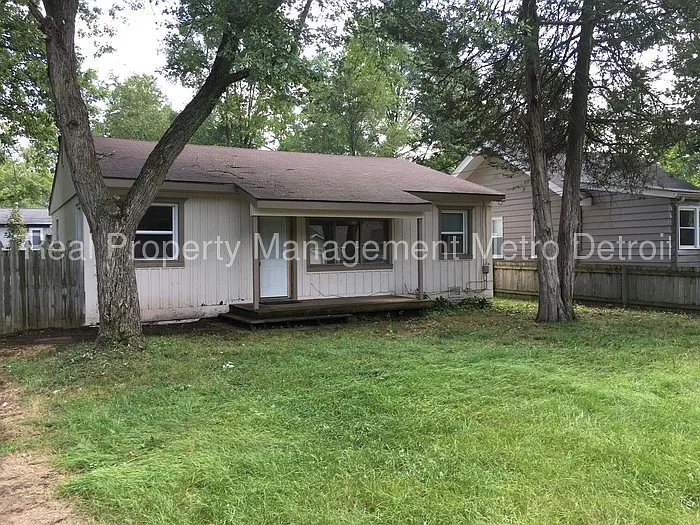 835 Farnsworth Rd photo 1
