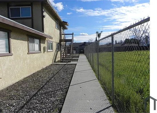 124 E Stanislaus St #202 — Photo 2