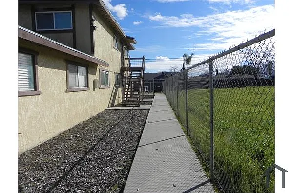 Building Photo - 124 E Stanislaus St #202