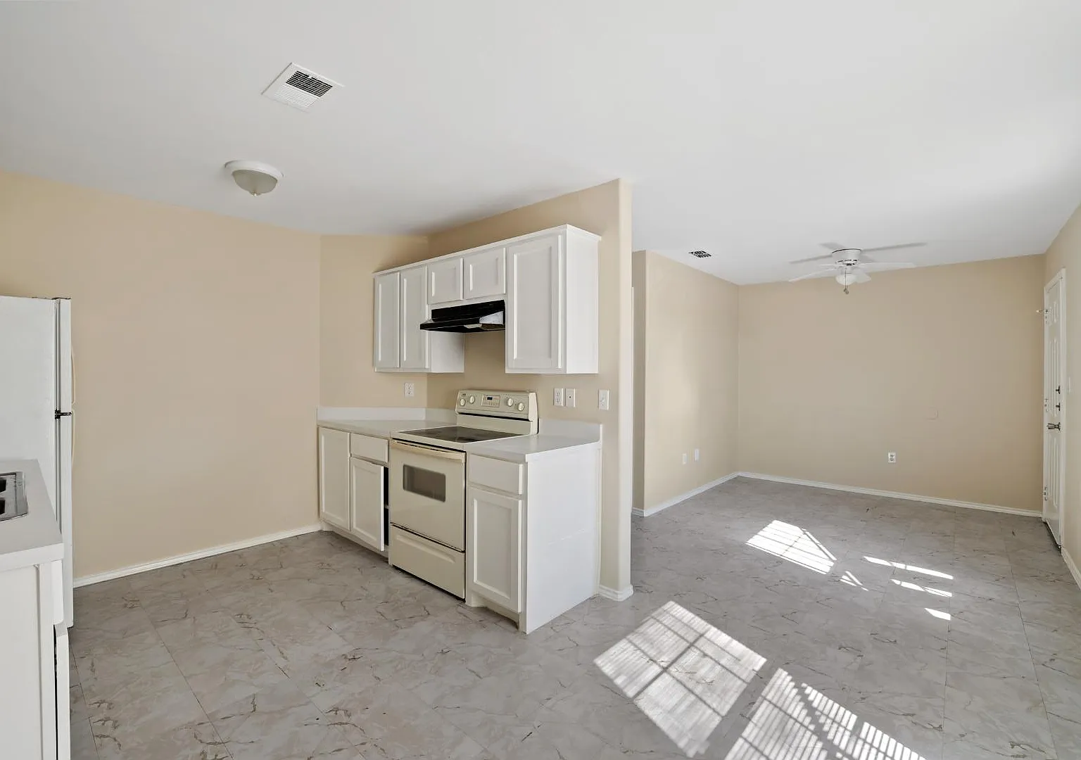 303 Gastel Cir - Unit 19 — Photo 2