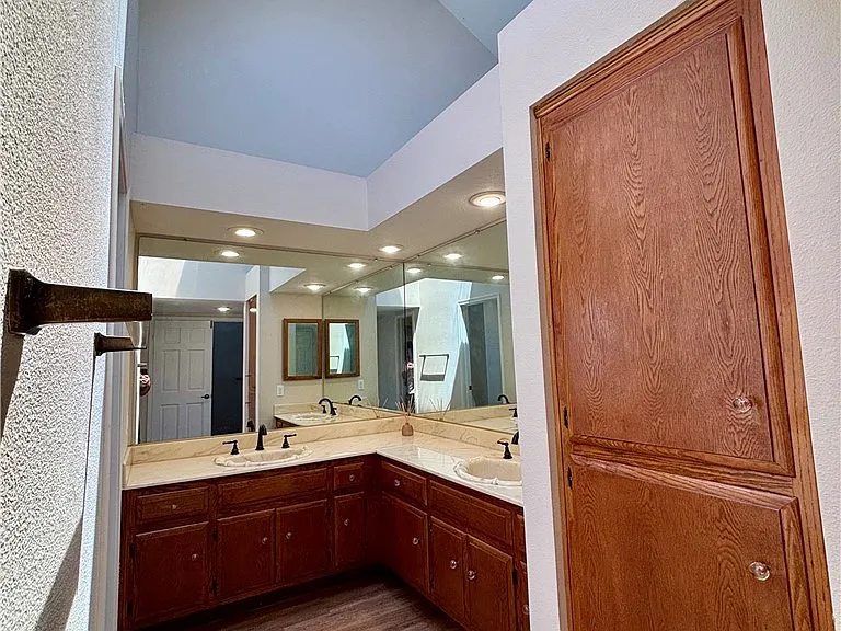 451 Medford Ct #102 — Photo 29