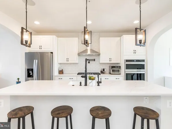1096 Holden Rd, Frederick, MD 21701