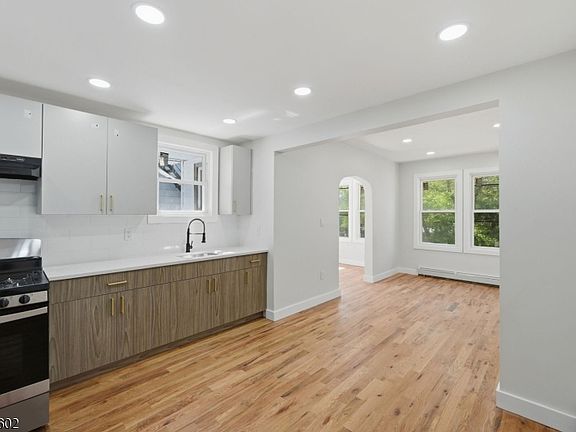 3rd image of 203 Hansbury Ave