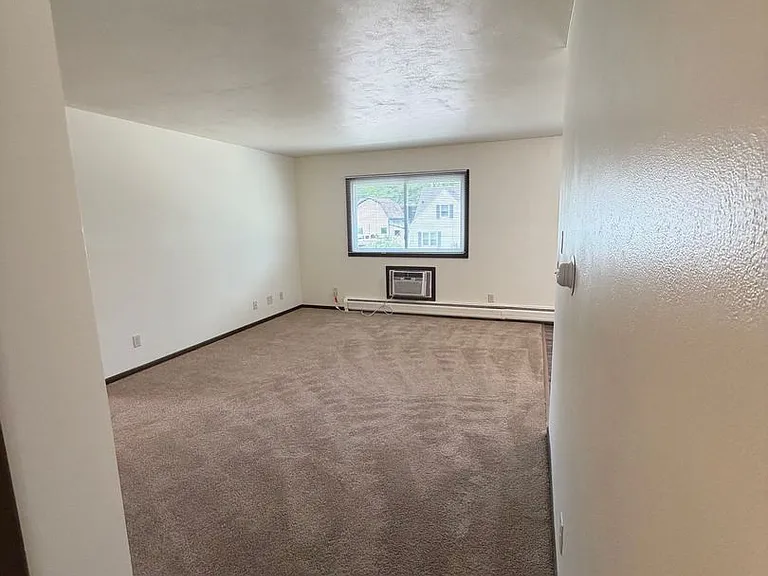 102 E Wisconsin St — Photo 8