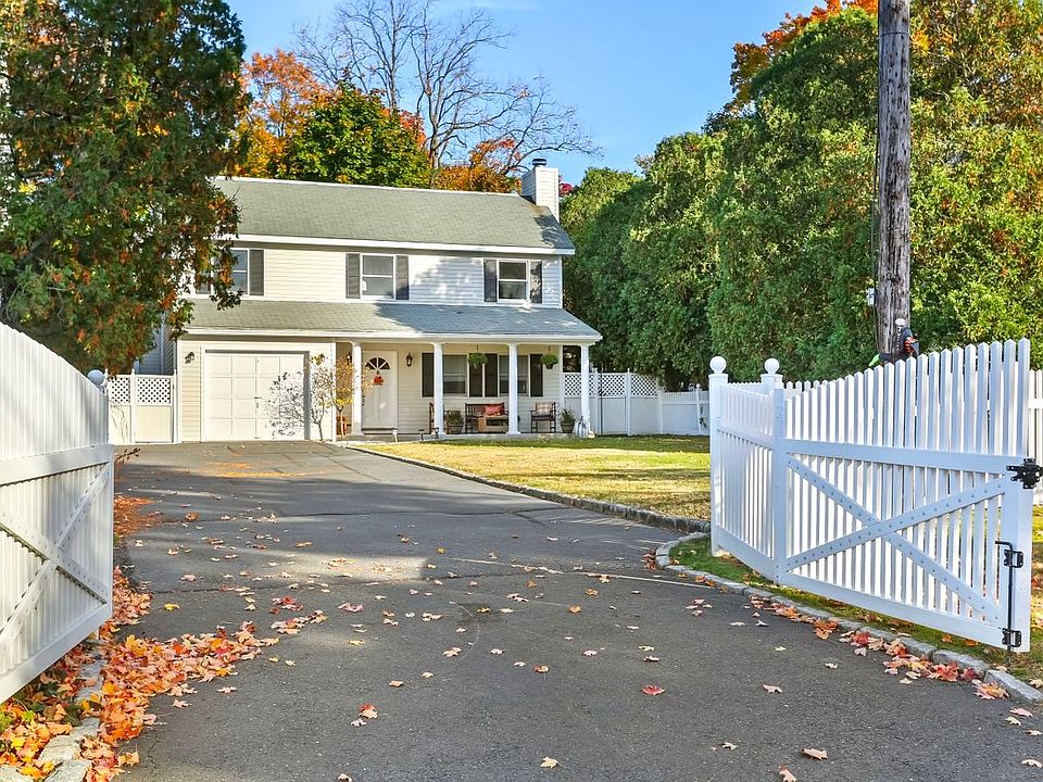 Welcome Home to this Quaint Old Greenwich Enclave in the Sought-After "Edgewater" Neighborhood!