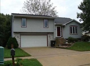 861 Maucker Rd, Cedar Falls, IA 50613