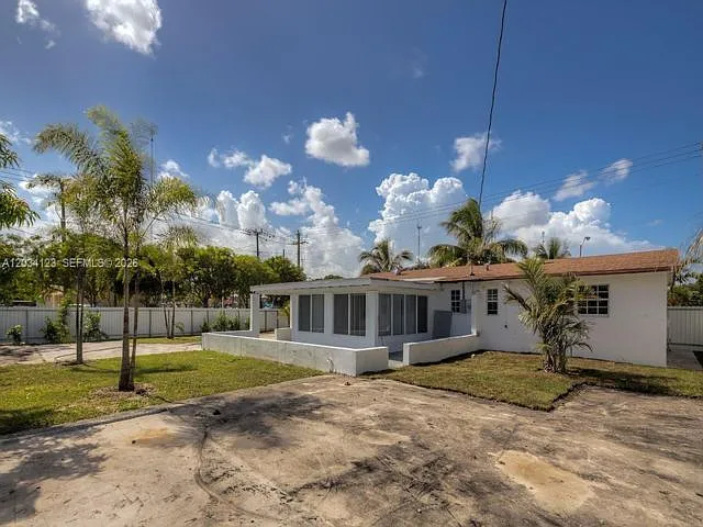 4 bed, 2.0 bath, $4,300 — Photo 3