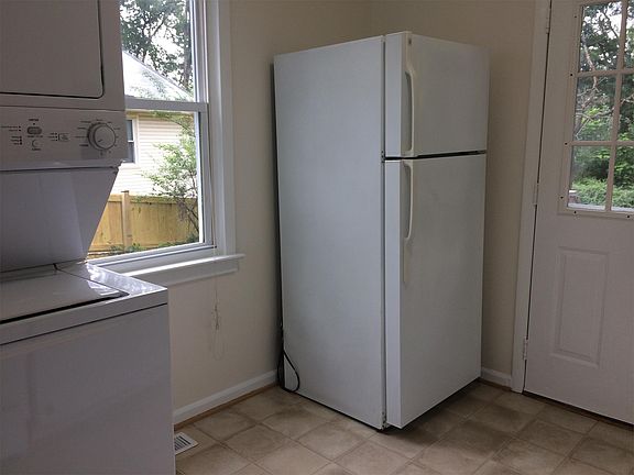 4th image of 1221 Simmons Dr
