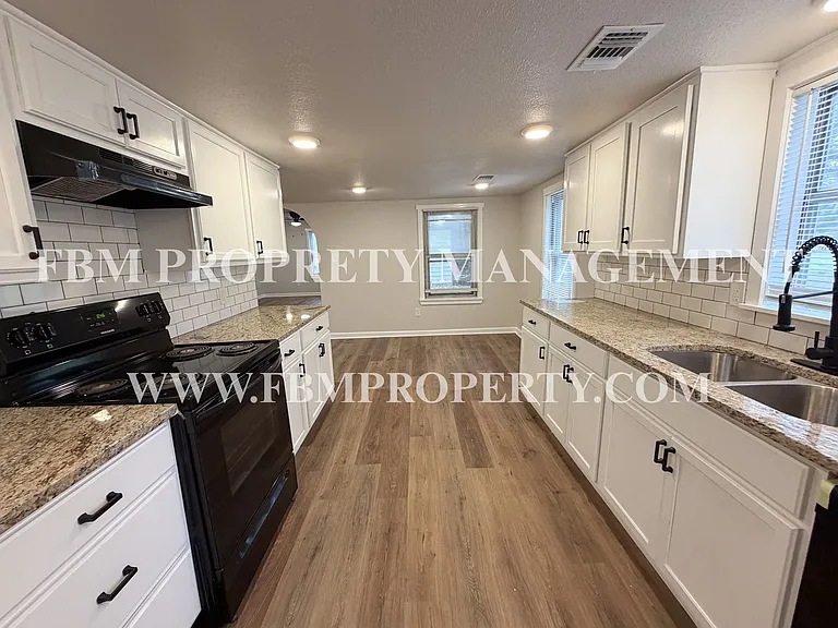 303 E Thompson St — Photo 11