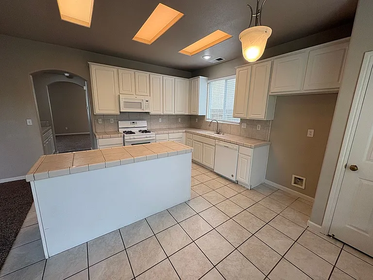 1249 N Julieann Ct — Photo 26