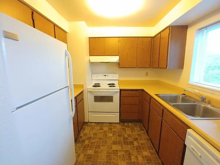 921 SE Klemgard St #D4 — Photo 4